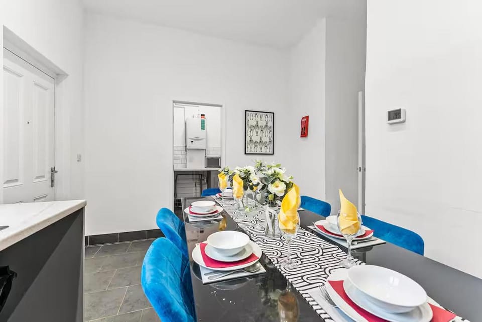 Seating area, Dining area