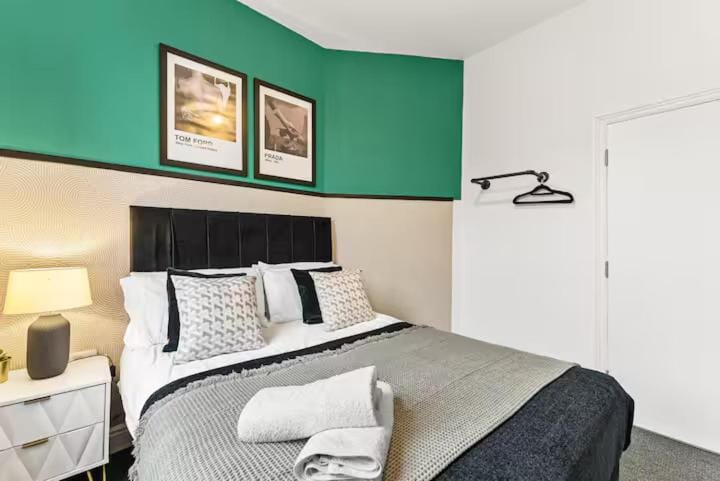 Bed, Photo of the whole room, Bedroom, towels