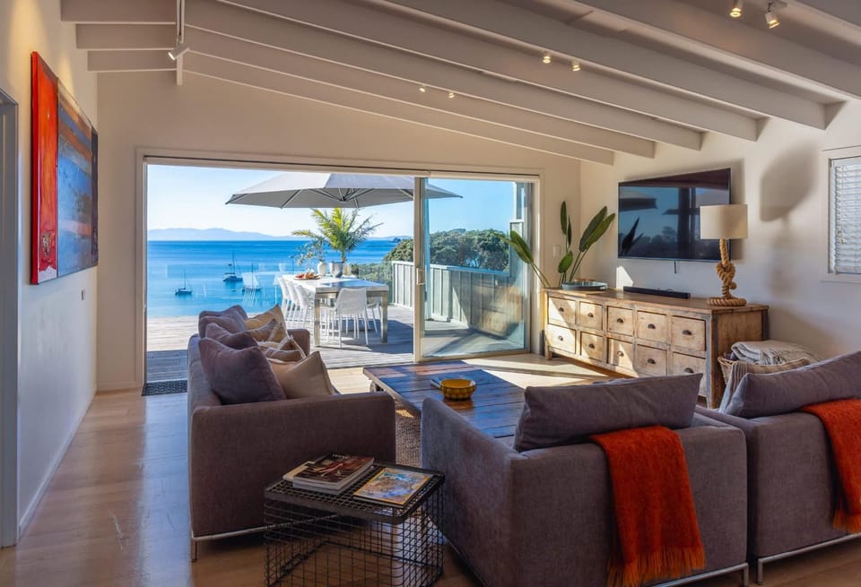 Waikare House - Above Oneroa Bay House in Auckland Region