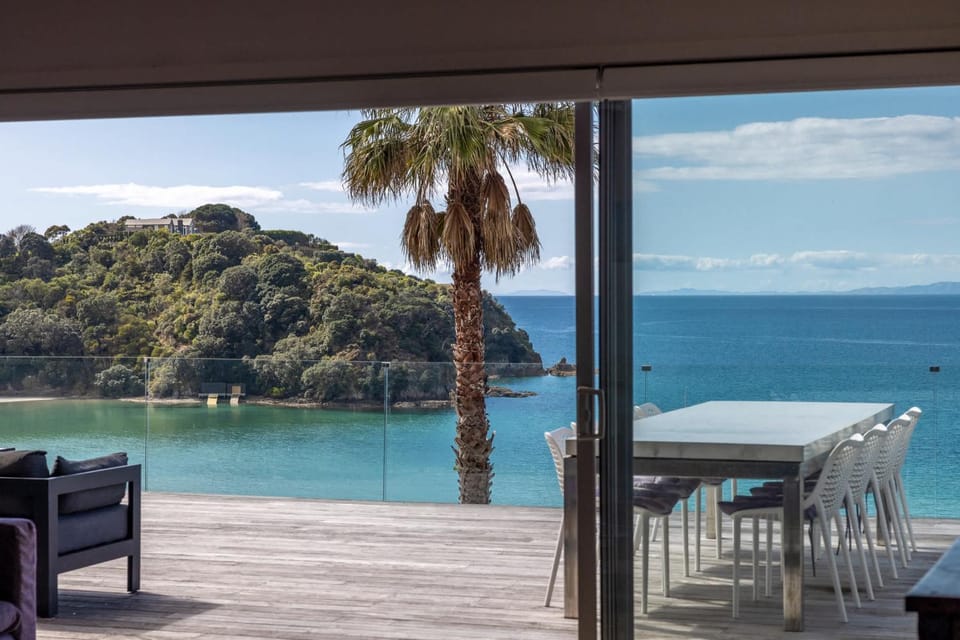 Waikare House - Above Oneroa Bay House in Auckland Region