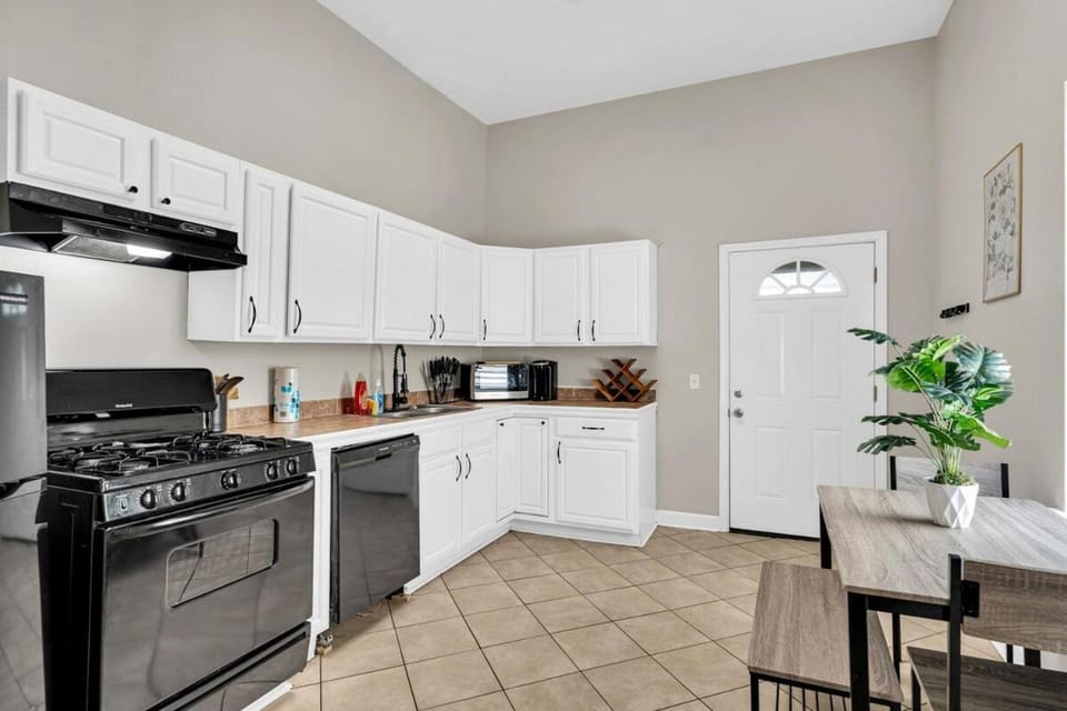 Classic NOLA Stay in Cozy 2BR Shotgun House in New Orleans