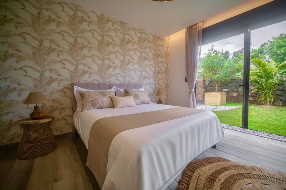 Photo of the whole room, Garden view