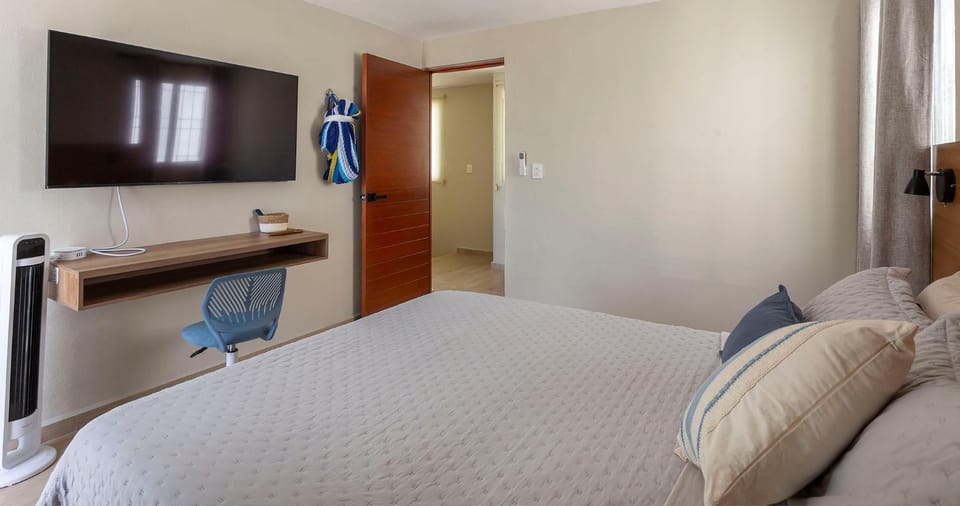 Bed, TV and multimedia, Photo of the whole room, Bedroom