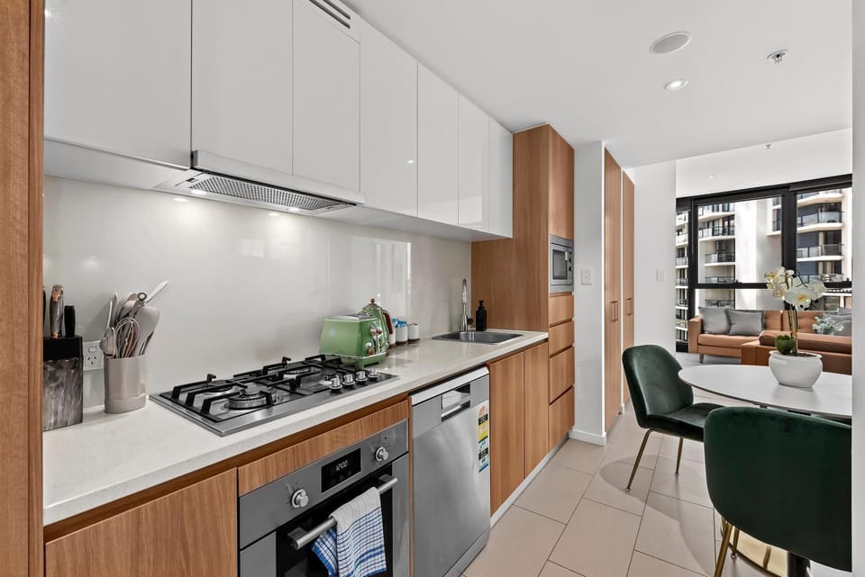 Stunning 2BR - Tallest Building in CBD plus Pool, Gym Apartment in Kangaroo Point