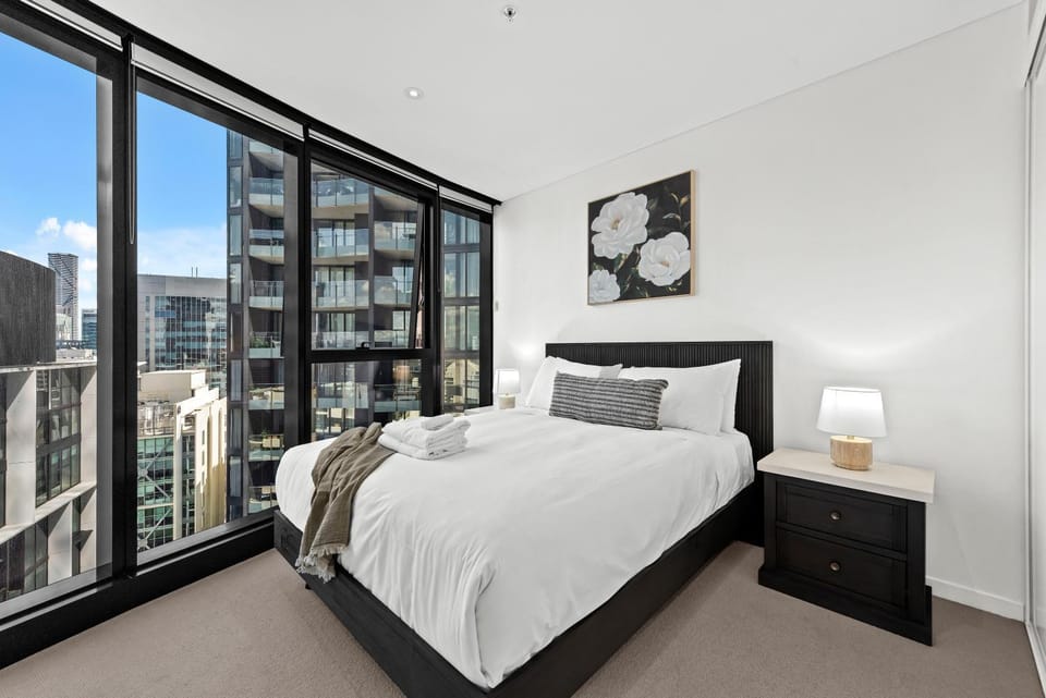 Stunning 2BR - Tallest Building in CBD plus Pool, Gym Apartment in Kangaroo Point