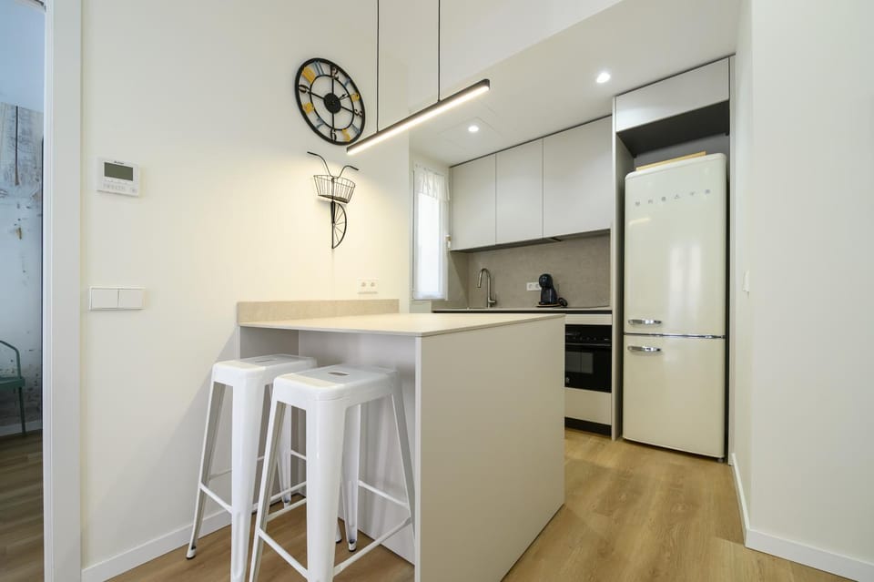 Kitchen or kitchenette, Dining area, oven, stove