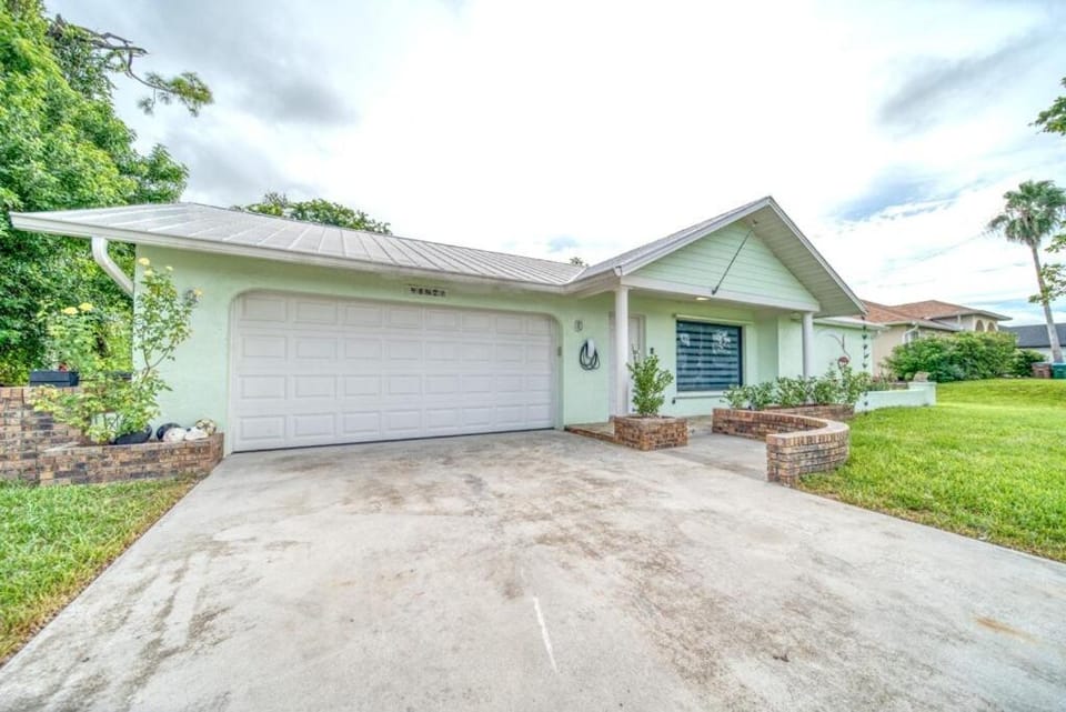 Kids- Friendly Stay in Cape! Heated Pool- Tesla charger & SPA House in Cape Coral