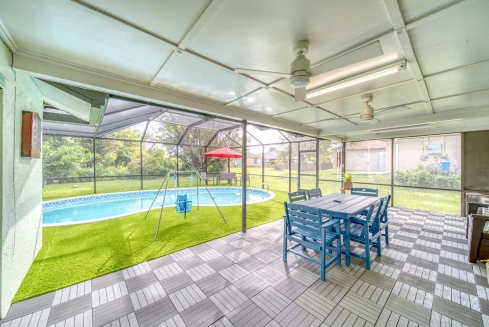 Kids- Friendly Stay in Cape! Heated Pool- Tesla charger & SPA House in Cape Coral
