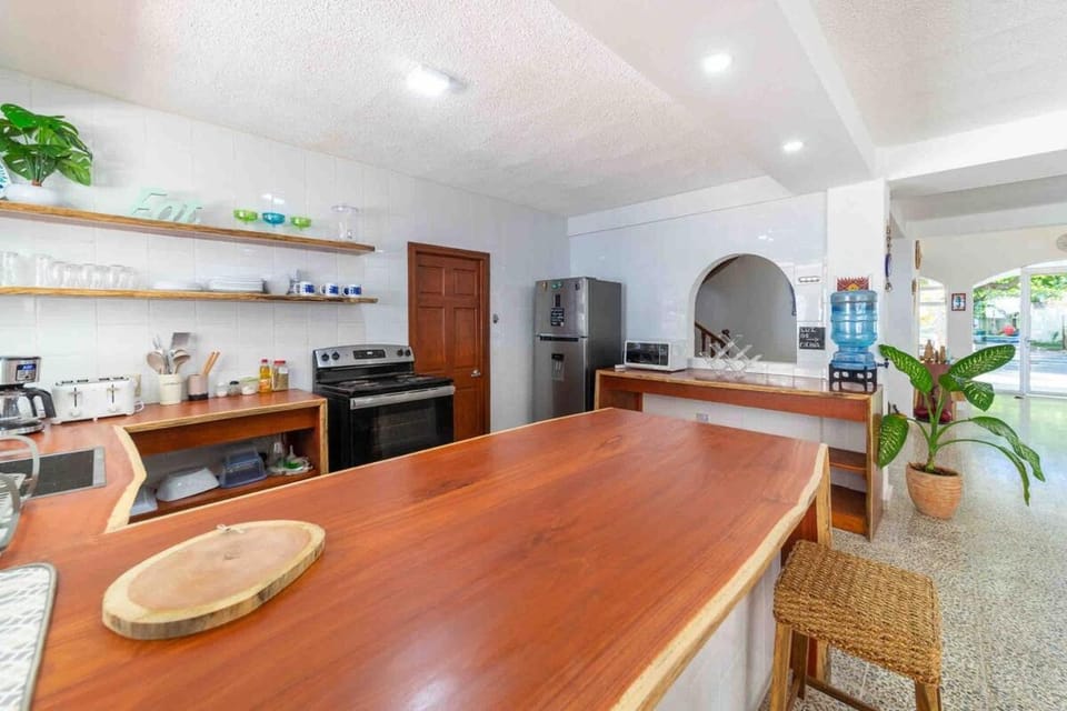Coffee/tea facilities, Kitchen or kitchenette, oven, stove, toaster