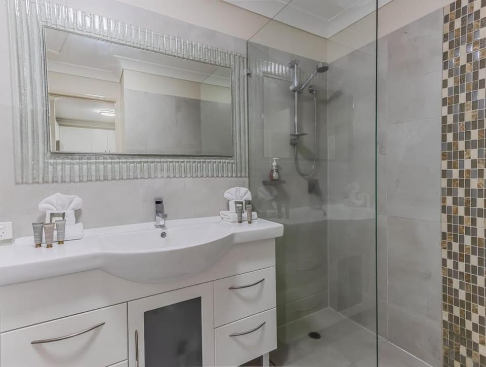 Shower, Bathroom, towels