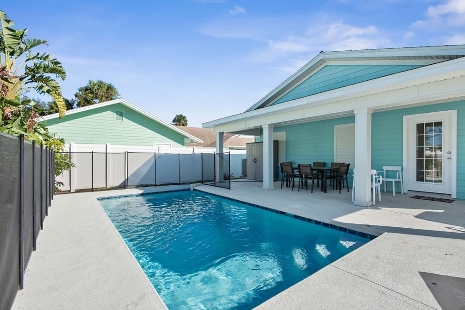 Charming Beachside Home Heated Pool Free Golf Cart House in Palm Coast