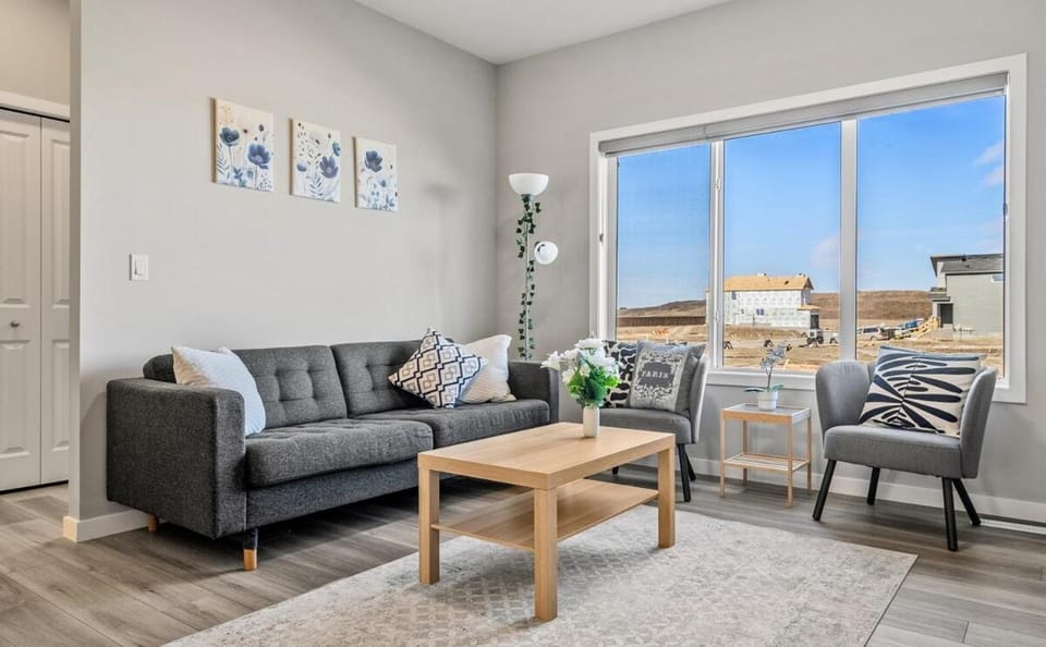 Cozy 3-Bedroom Family Retreat Home in Rangeview House in Calgary