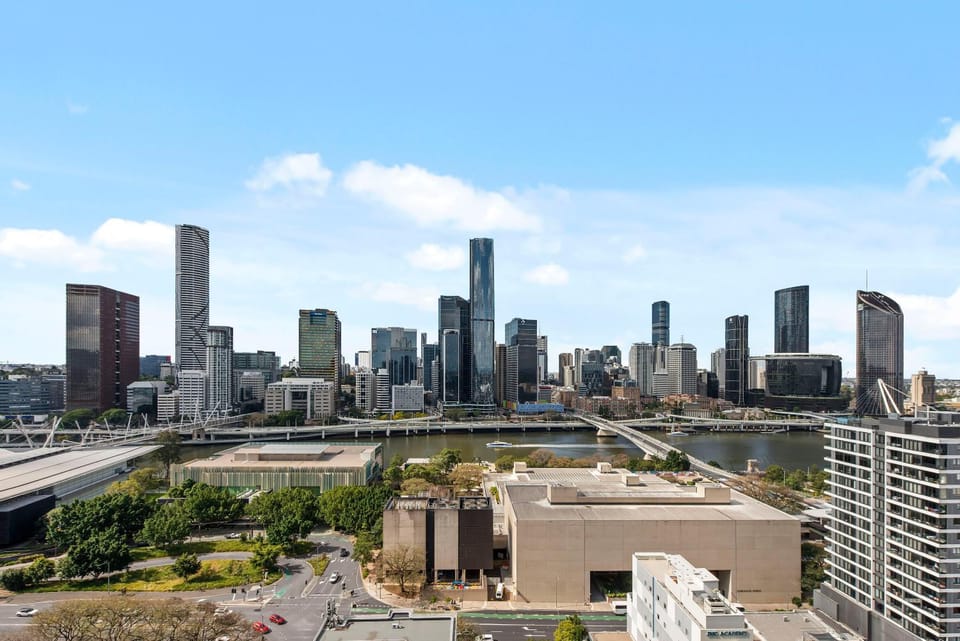 Stunning City & River Views Apt with Parking & Pool Apartment in Brisbane City