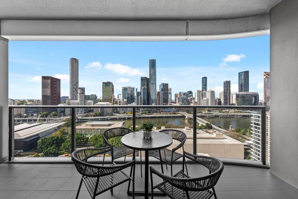 Stunning City & River Views Apt with Parking & Pool Apartment in Brisbane City