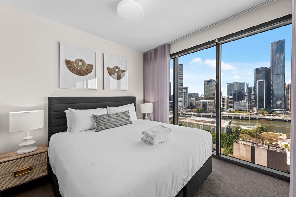 Stunning City & River Views Apt with Parking & Pool Apartment in Brisbane City