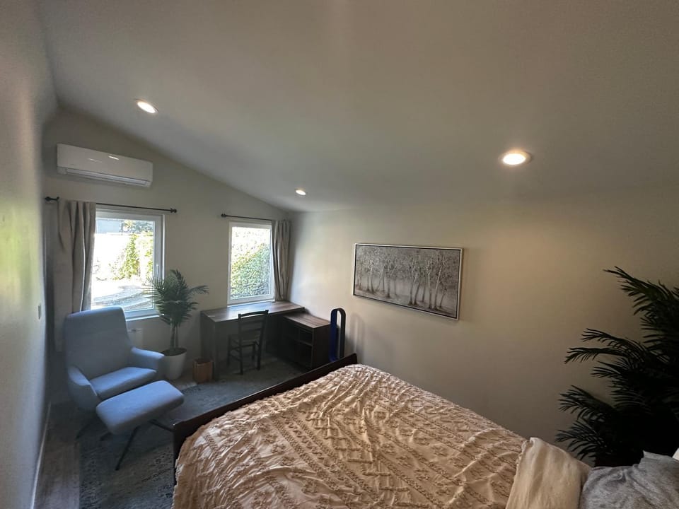 Photo of the whole room, Bedroom, air conditioner