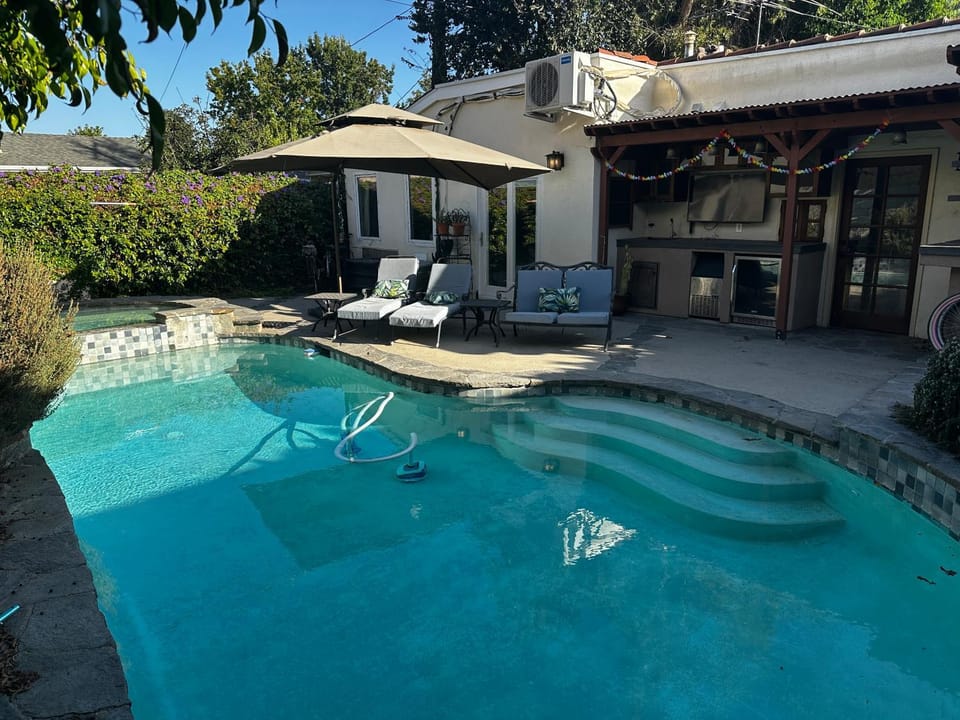 Pool view, Swimming pool, sunbed