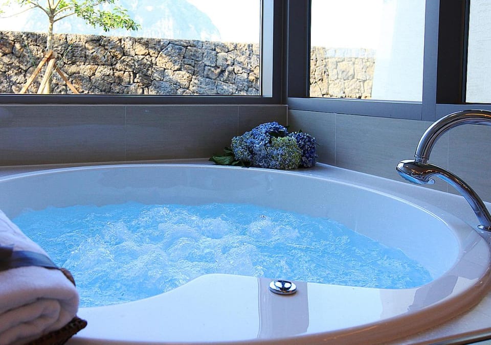 Hot Tub, Massage, Garden view, Mountain view, Bath