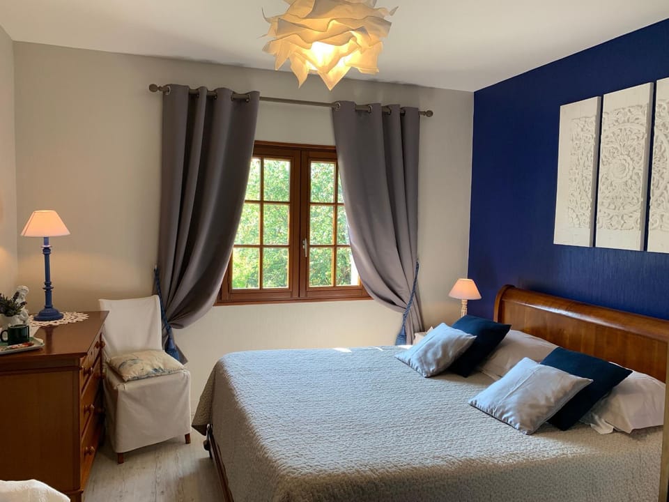 Chambre Jasmin avec piscine et parking au cœur des Châteaux de la Loire - FR-1-590-465 Bed and Breakfast in Centre-Val de Loire