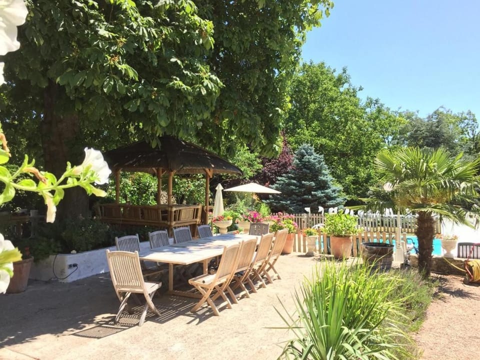 Chambre Jasmin avec piscine et parking au cœur des Châteaux de la Loire - FR-1-590-465 Bed and Breakfast in Centre-Val de Loire