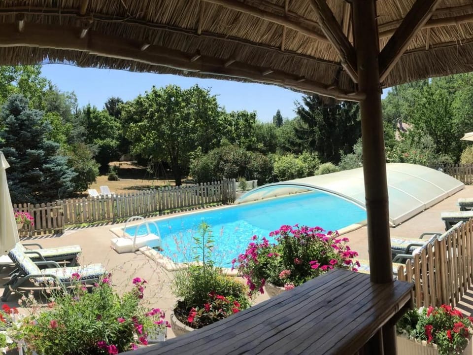 Chambre Jasmin avec piscine et parking au cœur des Châteaux de la Loire - FR-1-590-465 Bed and Breakfast in Centre-Val de Loire