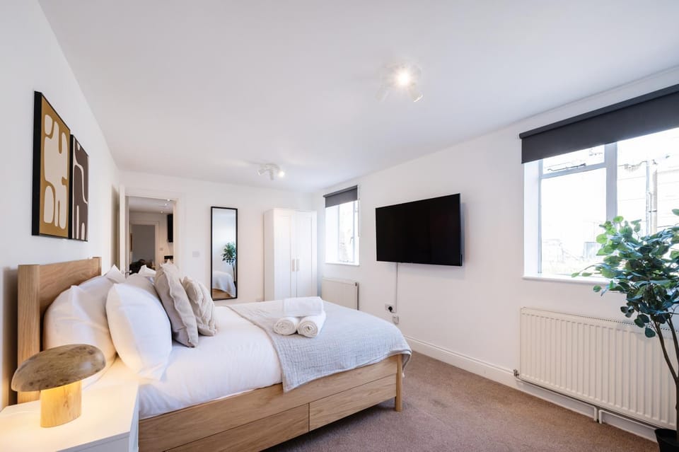 Bed, TV and multimedia, Bedroom