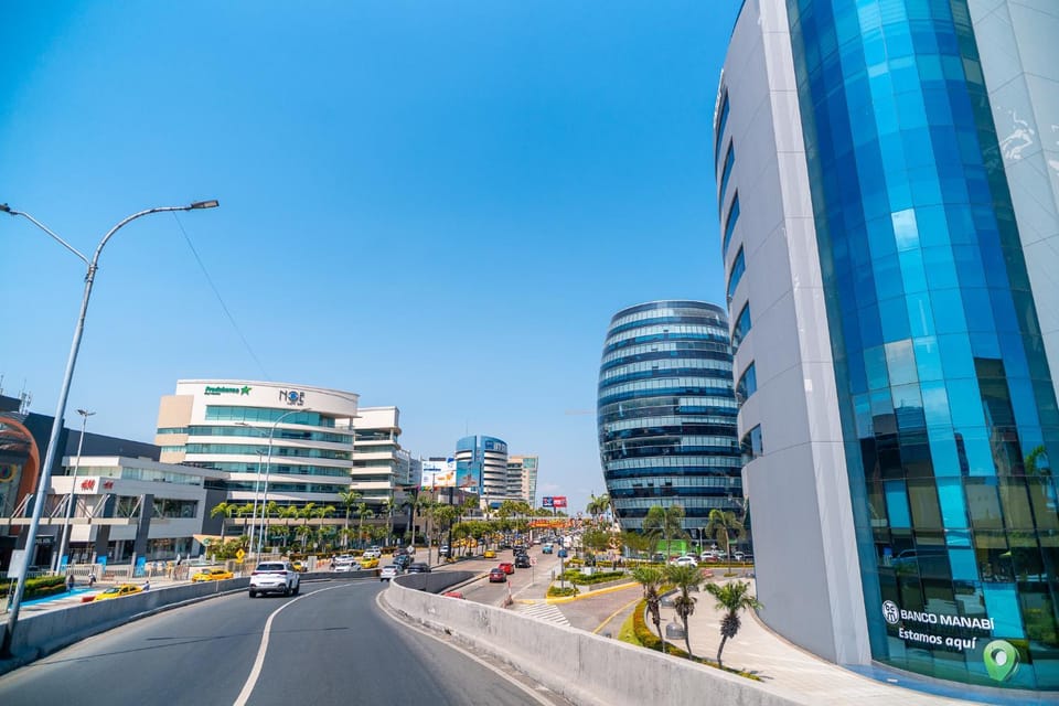 Luxury Suites frente mall del sol a pocos minutos del aeropuerto y terminal terrestre Apartment in Guayaquil