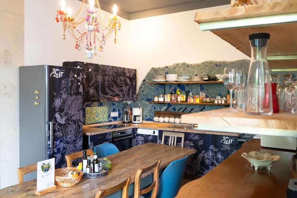 Kitchen or kitchenette, Living room, Food and drinks, Seating area, Food