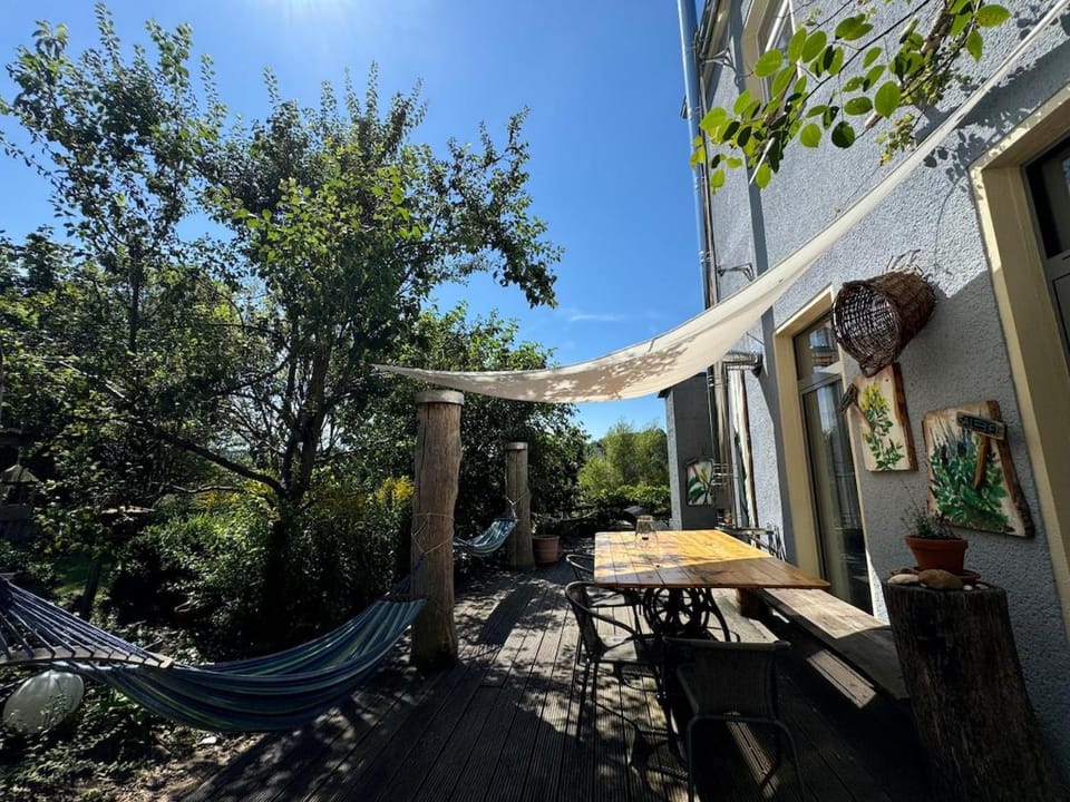 Property building, Spring, Day, Garden, Balcony/Terrace, Dining area, Garden view