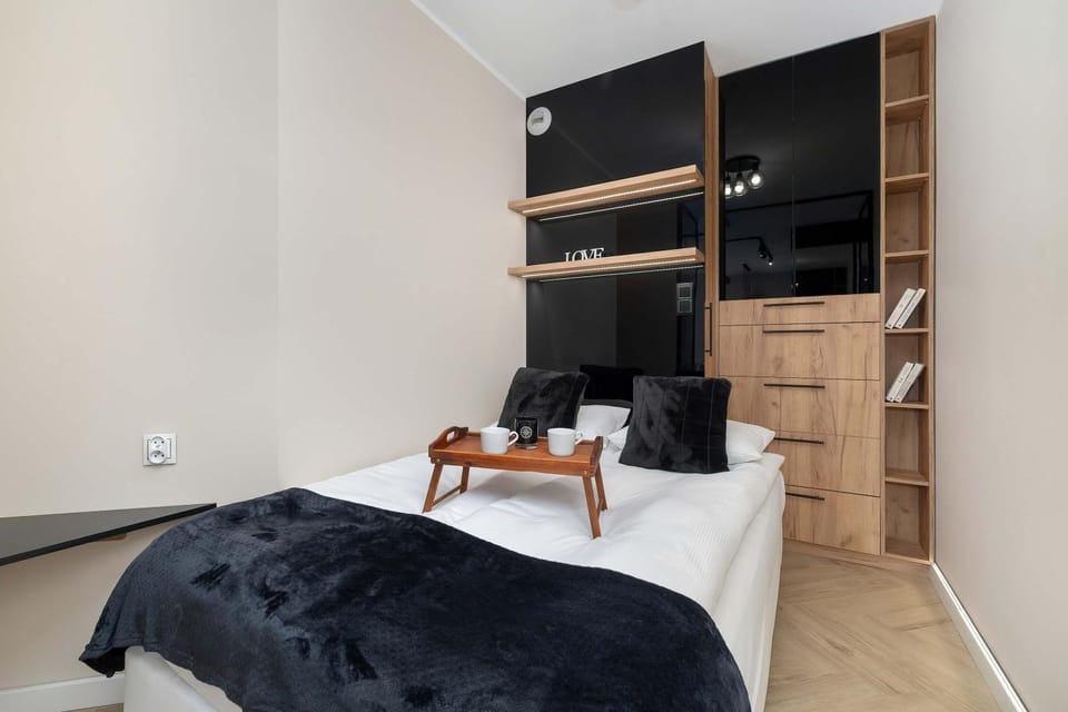 Bed, TV and multimedia, Photo of the whole room, Bedroom, wardrobe