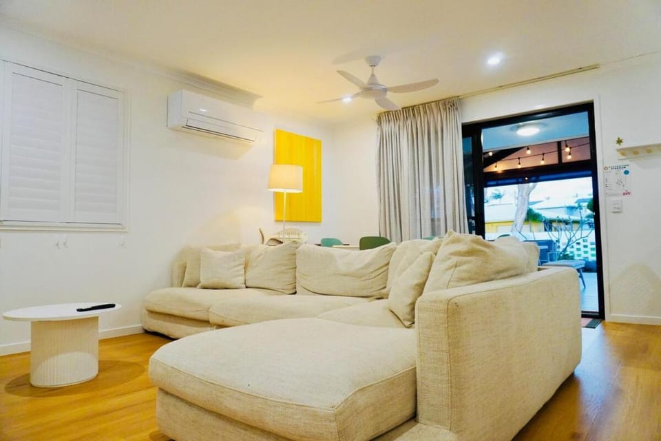 TV and multimedia, Living room, Seating area, air conditioner