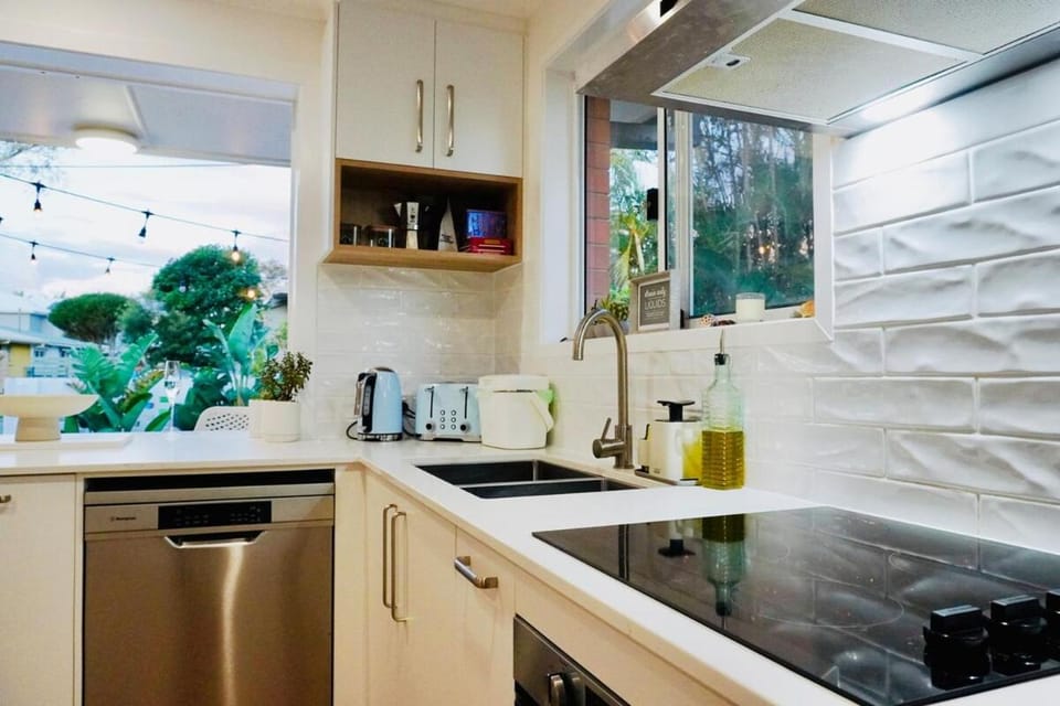 Kitchen or kitchenette, dishwasher, stove