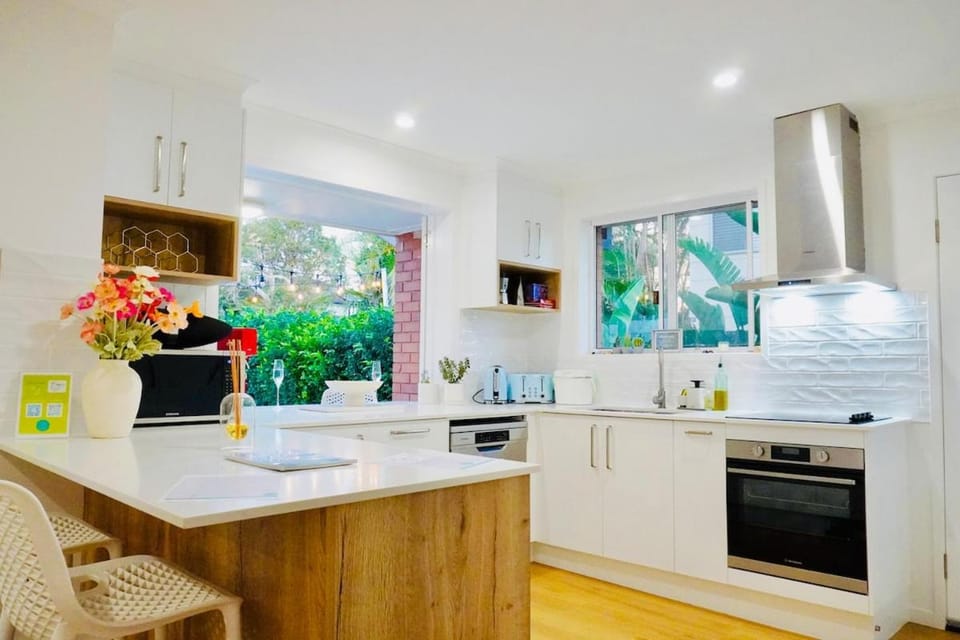 Kitchen or kitchenette, Dining area, dishwasher, oven, stove