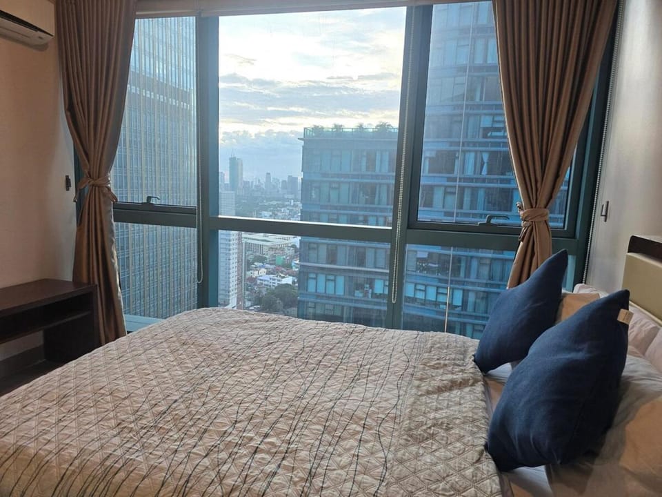 Beautiful Sunset One Uptown near Grand Hyatt BGC Uptown, St Lukes Medical Center, and Mitsukoshi Mall Apartment in Makati