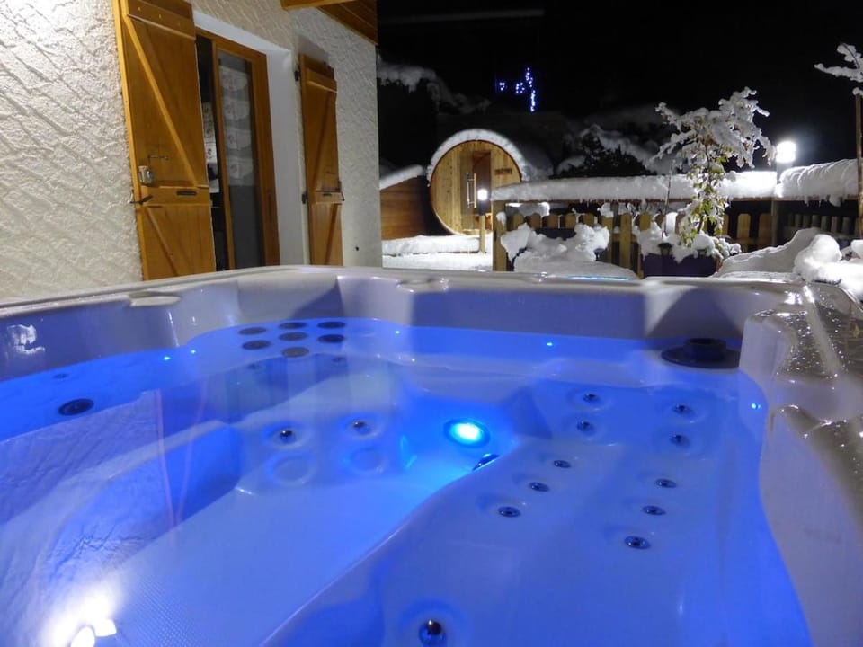 Aubier Confort Spa Chalet Domaine du Fraizier Chalet in Haute-Savoie