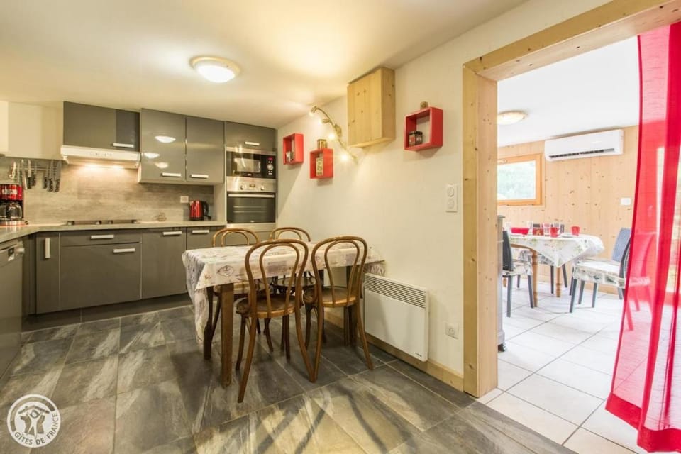 Chalet Tournette avec jacuzzi, Domaine du Fraizier Chalet in Haute-Savoie