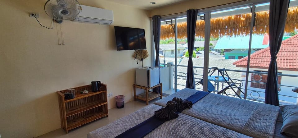 Bed, TV and multimedia, View (from property/room), Balcony/Terrace, Photo of the whole room, Seating area, Bedroom, air conditioner