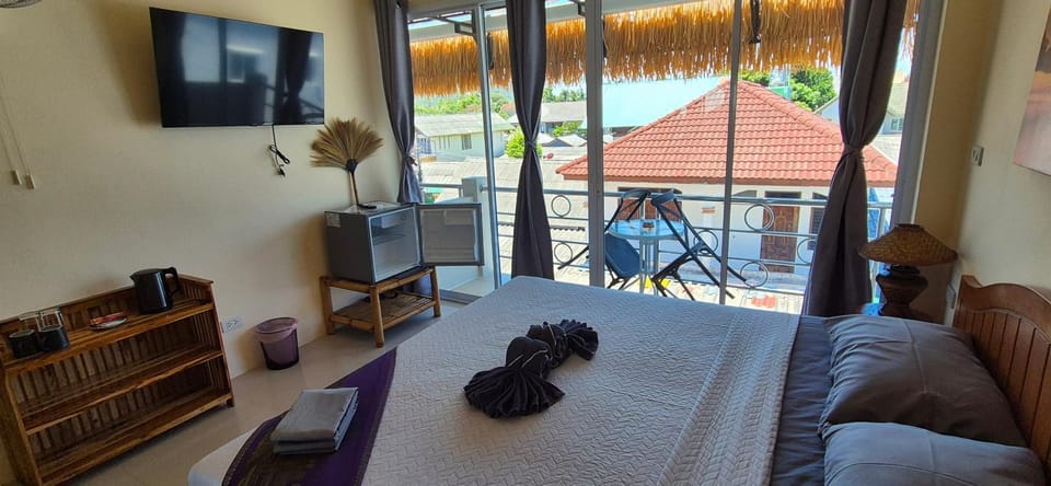 Bed, TV and multimedia, View (from property/room), Balcony/Terrace, Photo of the whole room, Seating area, Bedroom, towels