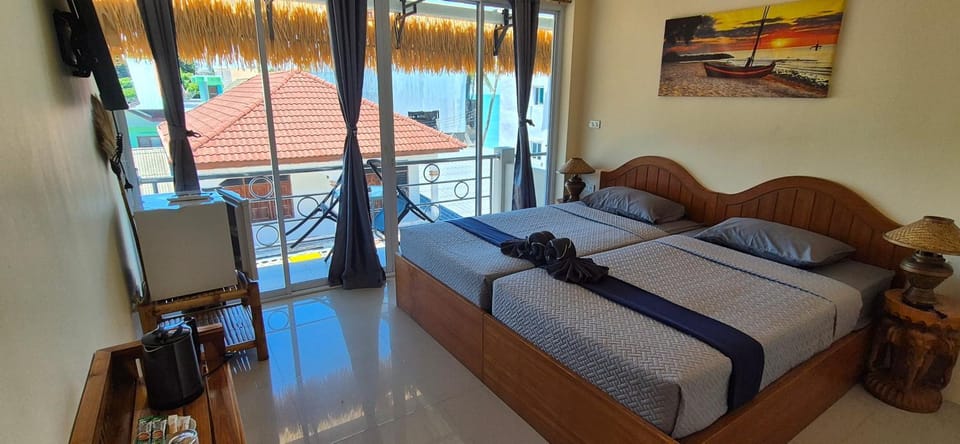 Bed, TV and multimedia, View (from property/room), Balcony/Terrace, Photo of the whole room, Bedroom