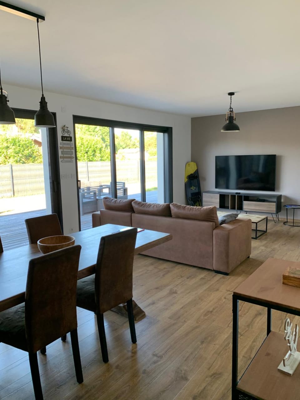 Communal lounge/ TV room, TV and multimedia, Living room, Seating area, Dining area, Evening entertainment