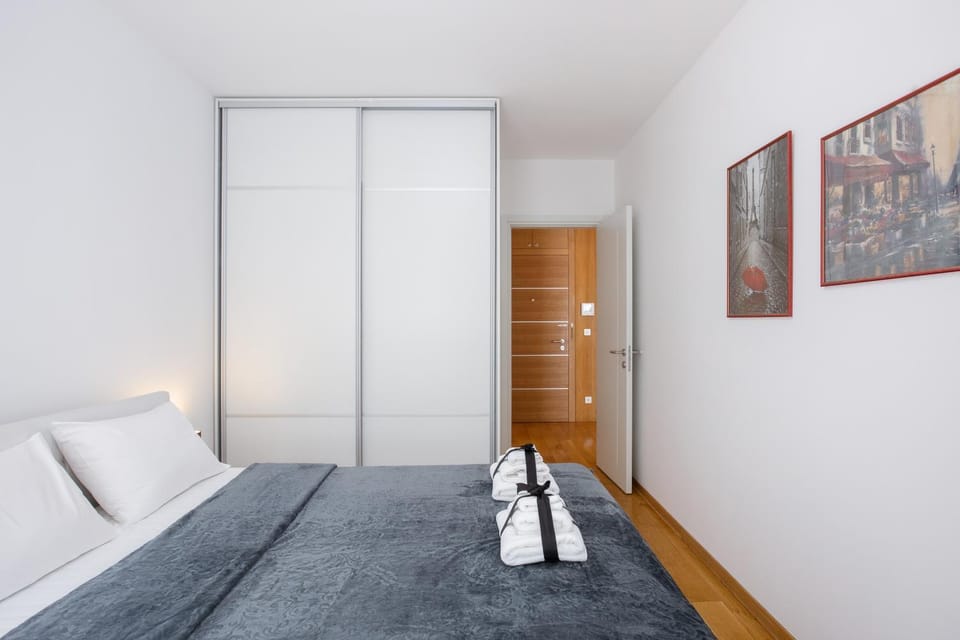 Bed, Bedroom, towels, wardrobe