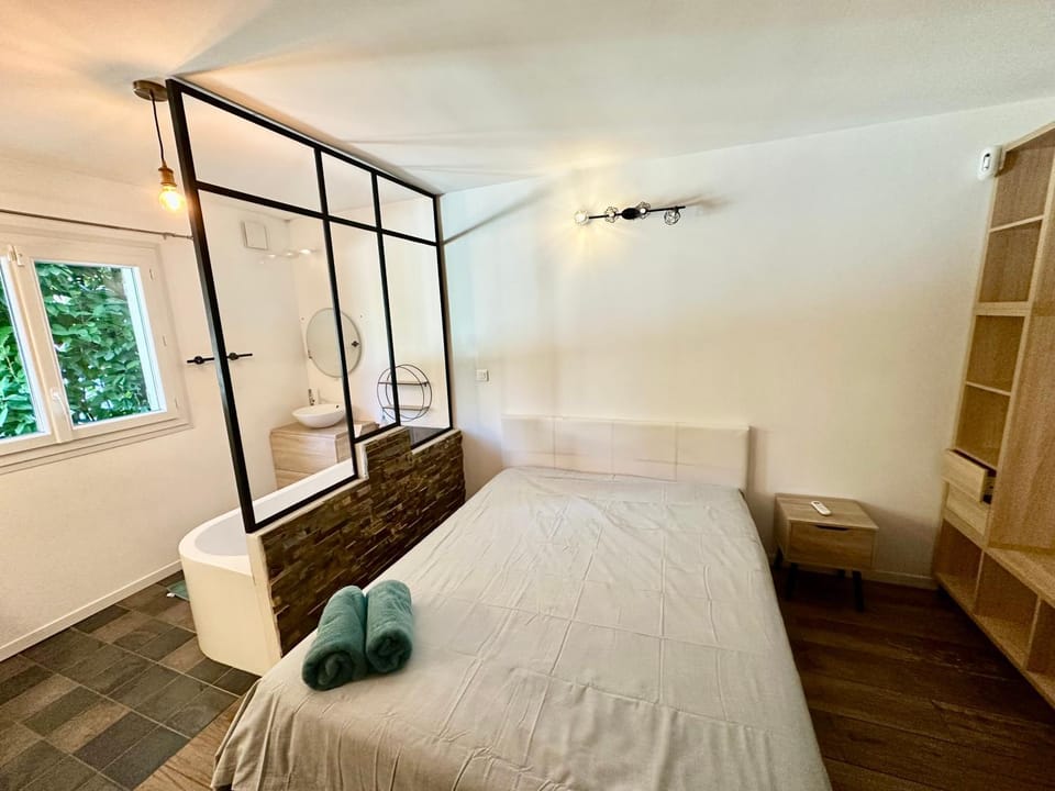 Bed, Photo of the whole room, Bedroom, towels