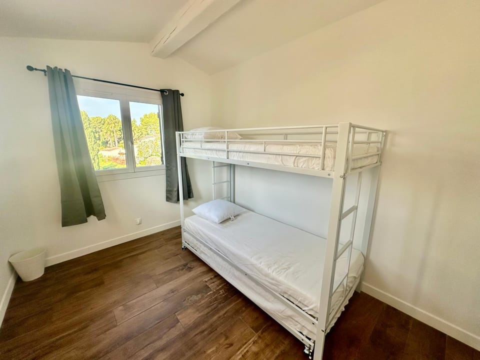 Photo of the whole room, Bedroom, bunk bed