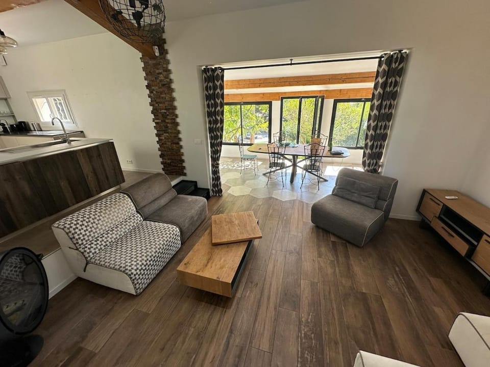 TV and multimedia, Living room, Dining area