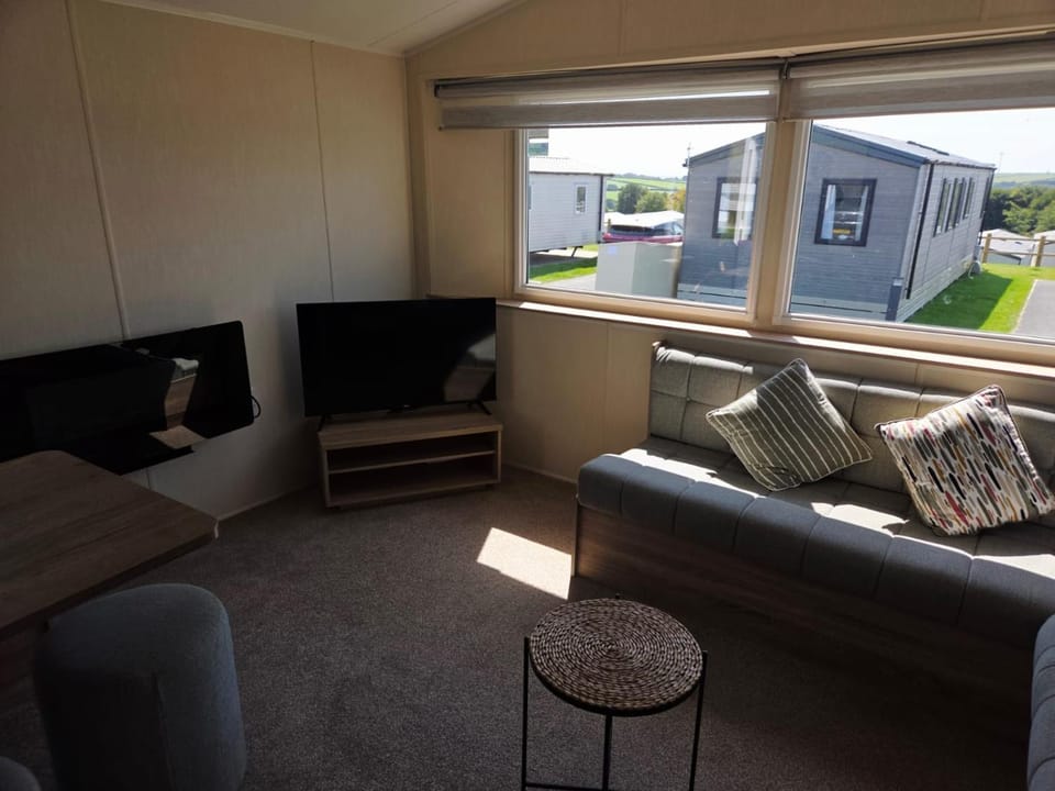 Communal lounge/ TV room, TV and multimedia, Living room, Seating area, Evening entertainment