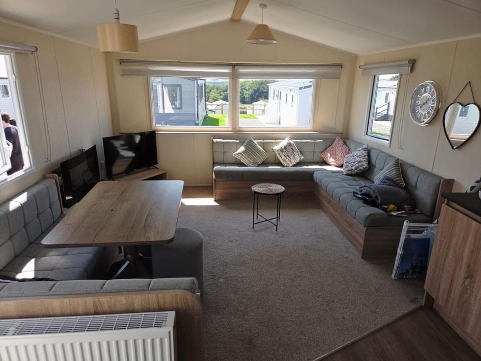 TV and multimedia, Living room, Seating area, Dining area