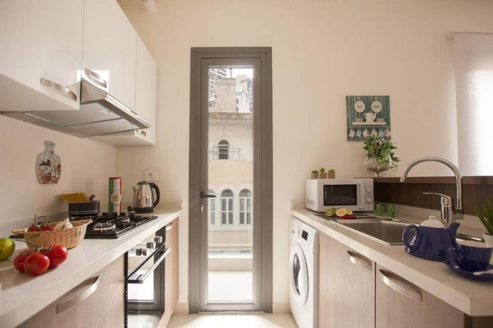 Coffee/tea facilities, microwave, oven, stove, kitchen