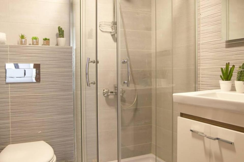 Shower, Toilet, Bathroom, towels