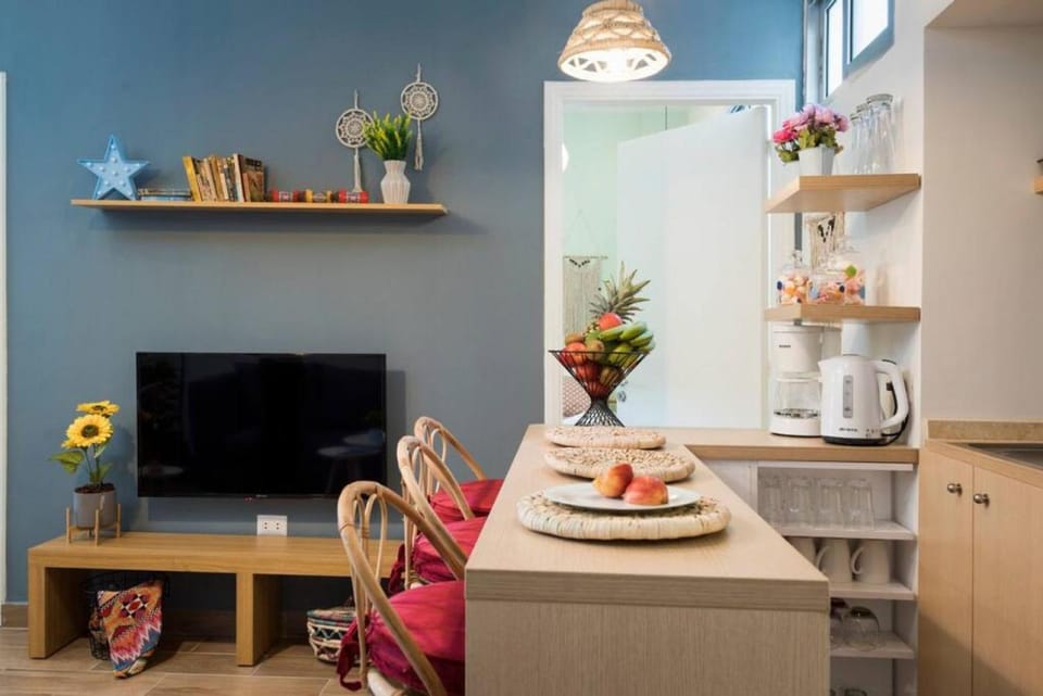 TV and multimedia, Coffee/tea facilities, Kitchen or kitchenette, Dining area, microwave, minibar, stove