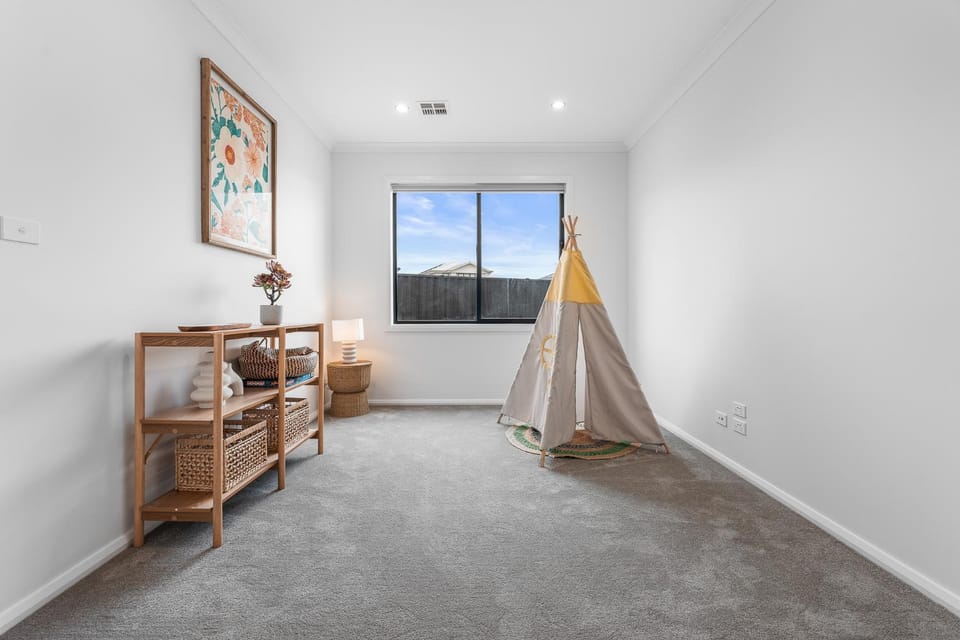 Bright & Roomy 5BR Clyde North Home Villa in Melbourne